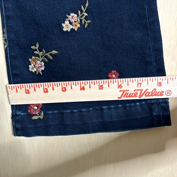 NWOT Driftwood Wyatt embroidered flare jeans. Mid rise Size 24/33 - Picture 6 of 9